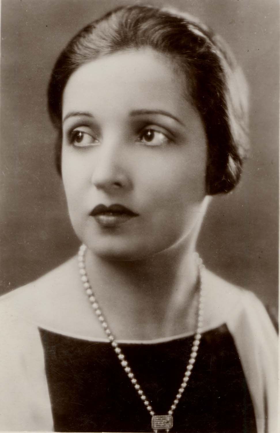 Alice Joyce with necklace