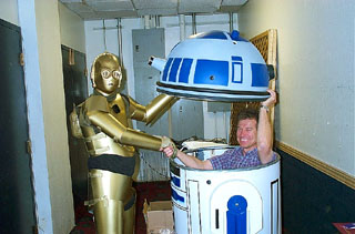 3CPO helps R2D2