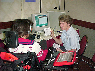 Snoopi Botten talking to a Fonix representative