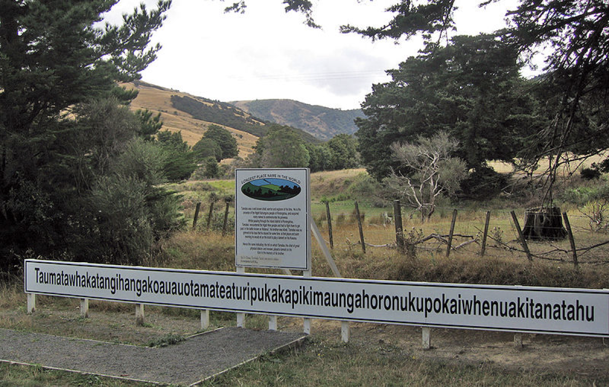 An image of a place in New Zealand with the name Taumatawhakatangihangakoauauotamateaturipukakapikimaungahoronukupokaiwhenuakitanatahu