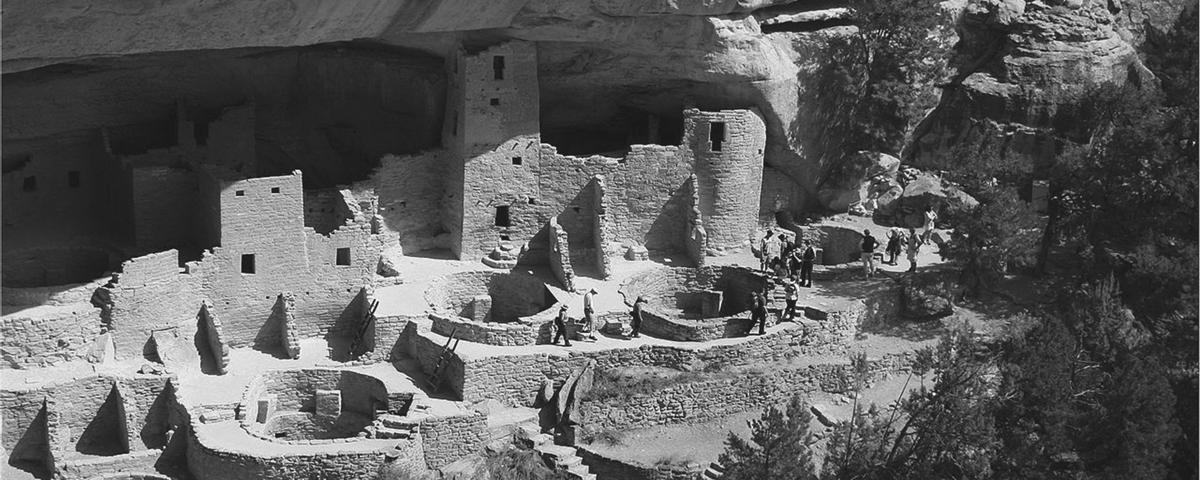 Located in the US Southwest, these enormous multistoried cliff dwellings were built into the rock face creating a highly defensible position. Additional overhangs and extensions were added using sandstone, ash, and water and supported with wood beams.