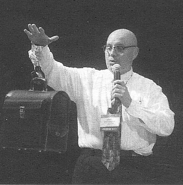 photo of Glenn Hedman with briefcase hancuffed to his wrist