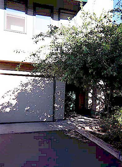 Front.jpg (91673 bytes)