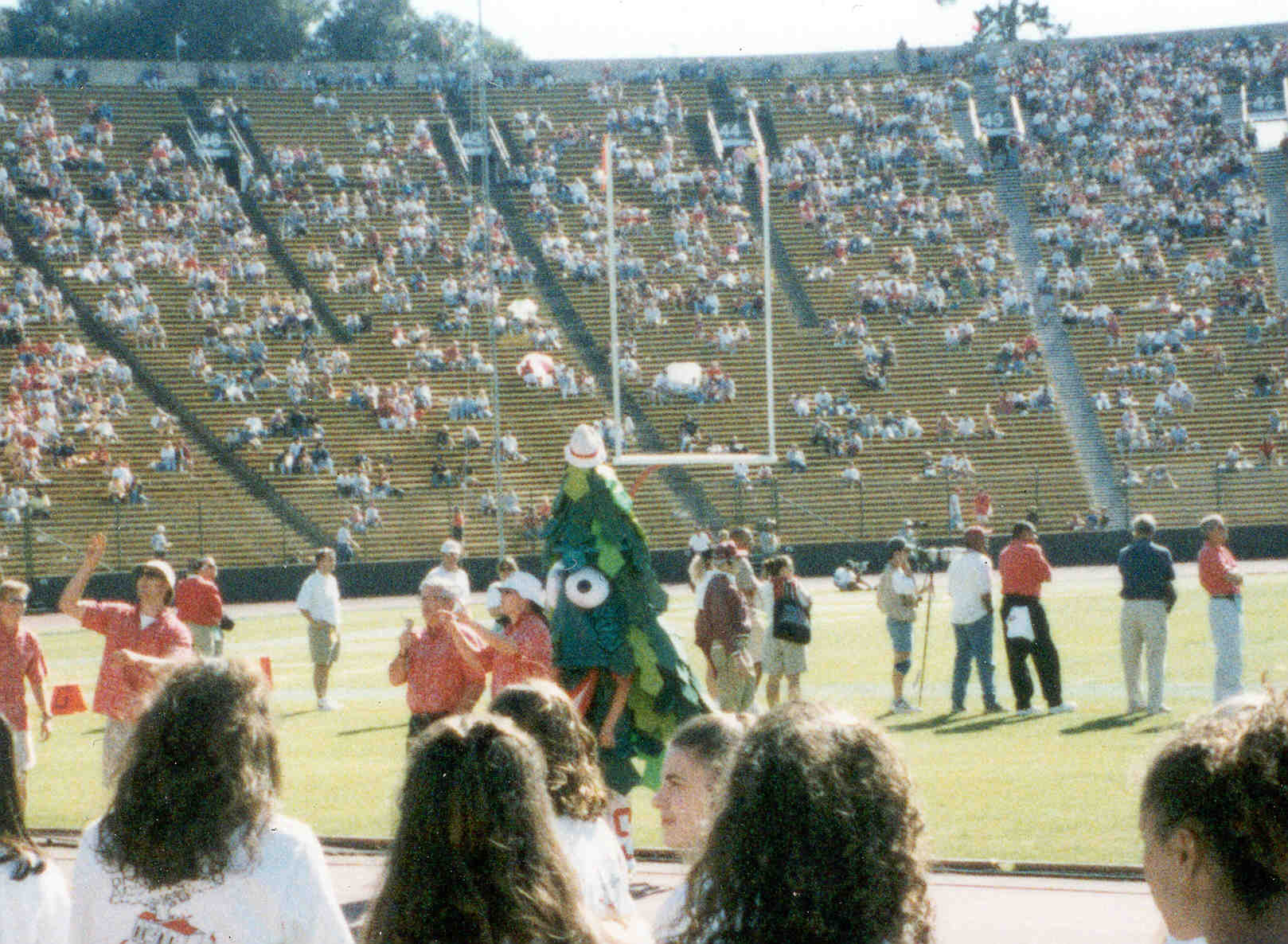 football2.jpg (210294 bytes)