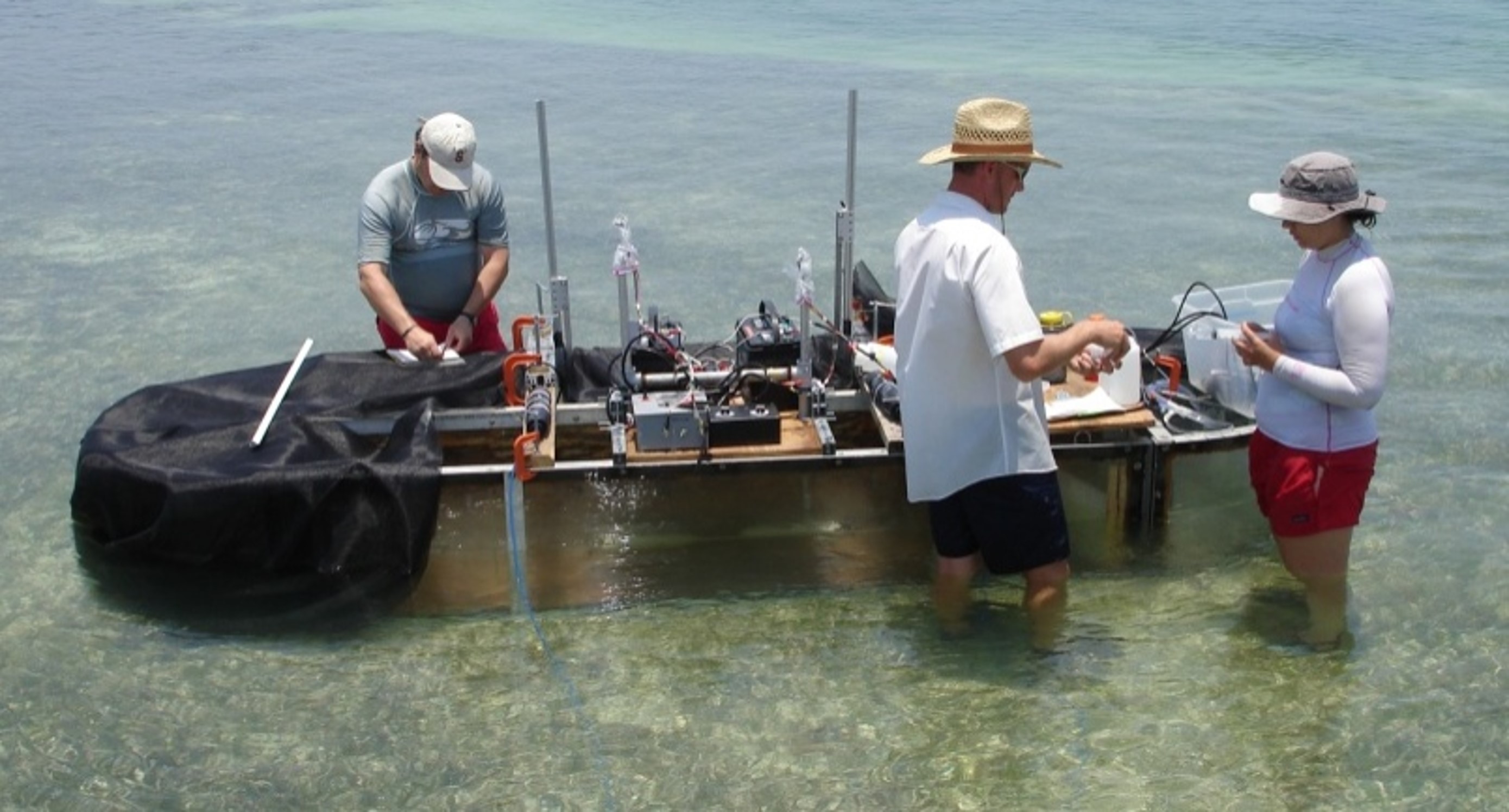 In-situ field experiments with a race-track-flume in Florida Bay